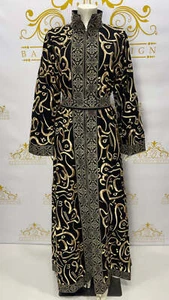 Elegante Vestido Abaya Árabe Caligrafía Horoof Dorado Bordado Largo Negro y Dorado - Imagen 1 de 6