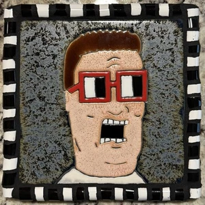 Piastrella in ceramica fatta a mano ispirata a Hank Hill - King Of The Hill - Cuerda Seca - Foto 1 di 8