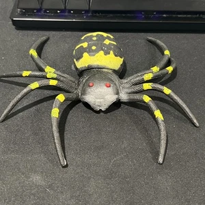 Vintage Gummi Tarantel Spinne Dinosaurier Spielzeug Figur Safari gruselig Krabbeln - Bild 1 von 3