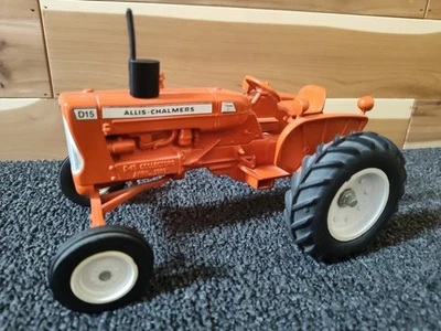 Allis Chalmers D15 1/16 Diecast Farm Tractor - Image 1 of 4