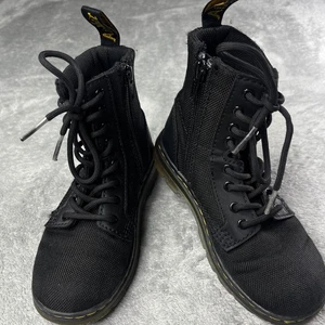 Dr. Martens Combs J Botas de Lona Negras Juveniles EE. UU. 12 UK 11 Cremallera Con Cordones - Imagen 1 de 6