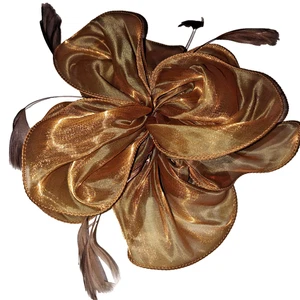 Pinza de pelo de organza dorada con plumas - Elegante estilo fascinador retro - Imagen 1 de 5