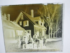 (1) LATE 1800s/EARLY 1900s GLASS NEGATIVE, FARMHOUSE, LARGE FAMILY UNKNOWN LOCAL - Picture 1 of 1
