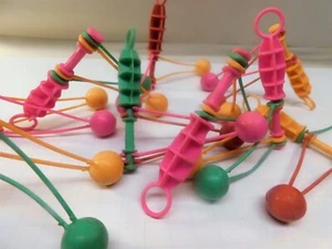2 Stck. Vintage Neuheit Knall Schaukel Bälle Geräuschmacher Spielzeug 1990er Vorgeben Spielen - Bild 1 von 4