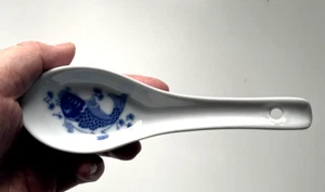 Cuchara de sopa de pescado Koi porcelana cucharas de sopa asiáticas para fideos Pho Miso Ramen 5,5" - Imagen 1 de 6