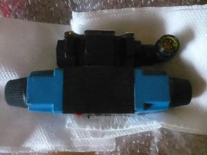 EXCELLENT Vickers D64V-3-2C-M-W-B-40 Directional Valve - Picture 1 of 2
