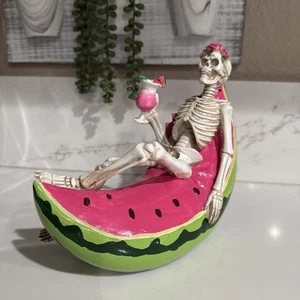 Halloween SUMMERWEEN Skelett sitzend auf Wassermelone hält Getränk Statue - Bild 1 von 5