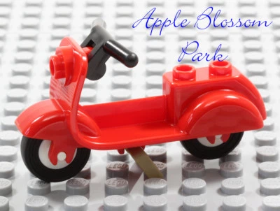 NUEVO Lego Minifigura Rojo Scooter - Bicicleta Ciclomotor Bicicleta con Ruedas Negras Neumáticos 10243 Foto 1 de 4