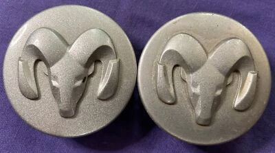 2 道奇 Caravan Nitro Stratus Dakota 车轮中心盖 HUBCAP 2002 - 2007 银色 — 第 1/4 张图片
