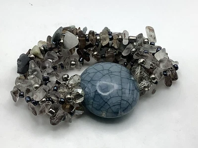 Brazalete de piedras preciosas elásticas y cristal con centro de mesa redondo de cerámica Foto 1 de 4