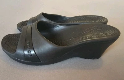 Crocs Sassari Zapatos Tacones de Cuña Talla 7 Punta Abierta Sandalias Deslizantes Negras Foto 1 de 4