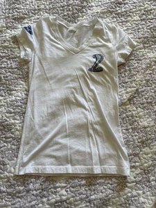 Camiseta vintage con logotipo de Shelby Cobra para mujer cuello en V Mustang Powered by Ford - Imagen 1 de 7