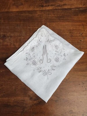 Pañuelo de novia "M" monograma de lino de colección (limpio) Foto 1 de 3