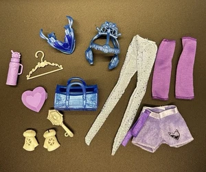 Monster High Skulltimate Secrets Abbey Bominable borsa appendiabiti spazzola vestiti - Foto 1 di 11