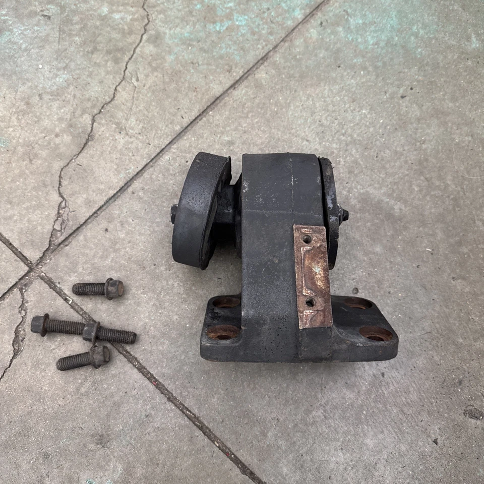 99-02 Dodge Ram 2500 5.9 Dsl 24V passenger right motor mount bracket with bolts - Image 1 of 4