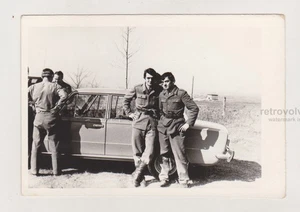 Zwei liebevolle gutaussehende junge Männer umarmen Umarmung Soldaten Militäruniform Foto - Bild 1 von 1