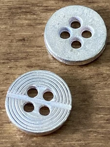 Kleine Echt Metall Silber Knöpfe 10 mm 4 Loch 10 Stück - Bild 1 von 4