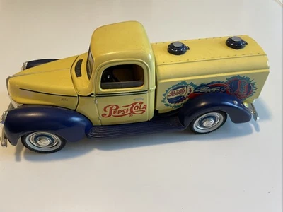 Banco de monedas camión de reparto Pepsi Cola Golden Wheel 1:24 diecast amarillo azul Foto 1 de 4
