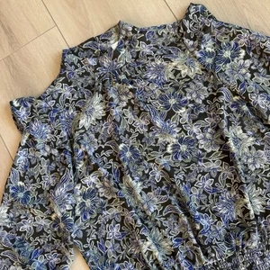 Blusa Floral Loft Outlet Cintura Calada Cuello Simulado Volantes Hombro Azul M - Imagen 1 de 9