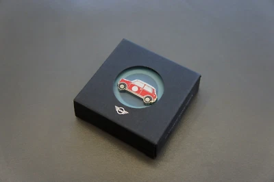 NIB Genuine MINI Cooper Cafe Racer Red Collectible Enamel Metal Lapel Pin Badge - Imagem 1 de 4
