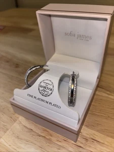 Pendientes de aro Sofia James enchapados en platino fino de 1" con cristales de Swarovski - Imagen 1 de 2