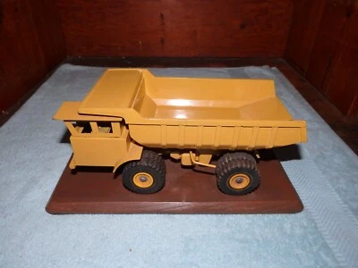 Camión de volteo hidráulico Ertl International Harvester IH de colección, 12". Foto 1 de 4