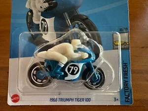 NEW 2024 Hot Wheels 1966 TRIUMPH TIGER 100 Factory Fresh SERIES Racing Motorbike - Foto 1 di 4
