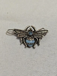 Clip de bufanda de pelo vintage tono plata Art Deco esmalte insecto abeja azul estrás - Imagen 1 de 5