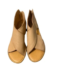 BOC Women's Tan Leather-Like Back Zip Open Toe Sandals Size 8 NWT - Picture 1 of 9