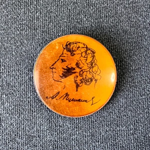 Pin de solapa Alexander Pushkin insignia vintage de la era soviética URSS 1974 - Imagen 1 de 4