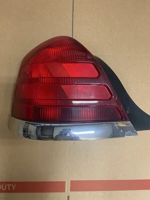 Ford Crown Victoria 2003-2011 luz trasera izquierda con moldura cromada OEM Foto 1 de 4