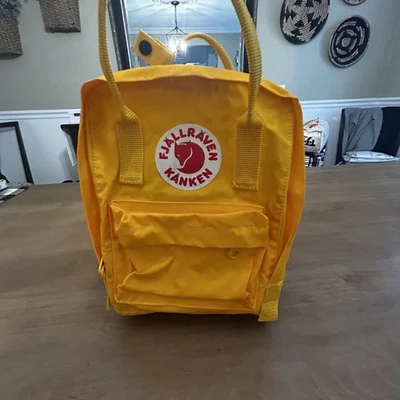 Zaino Fjallraven Kanken giallo classico borsa a libro sedile cuscino scuola esterno - Immagine 1 di 4