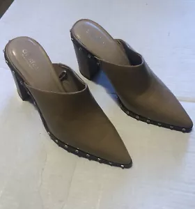 Scarpe con tacco a mulo Charles by Charles David Dawson usate da donna taglia 11 beige borchie - Foto 1 di 6