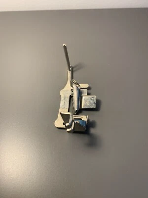 Prensatelas de carpeta SLANT Singer Parte 161174 multi ranurado Buen estado  Foto 1 de 3