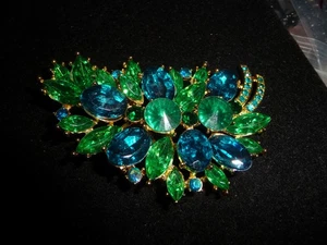 Brouch Kelly verde y azul estrás 3"" L x 2"" W tono dorado broche #28/17 - Imagen 1 de 6