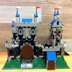 LEGO Royal Knight's Castle 6090 & 6044 senza scatola con minifigure usato - Foto 1 di 9