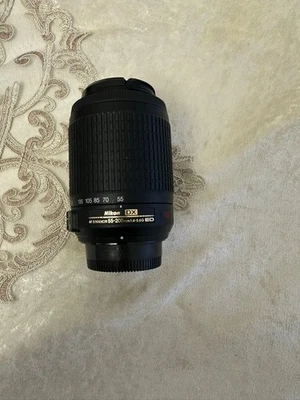 Lente Nikon AF-S DX NIKKOR 55-200 mm f/4-5,6G ED VR Foto 1 de 4