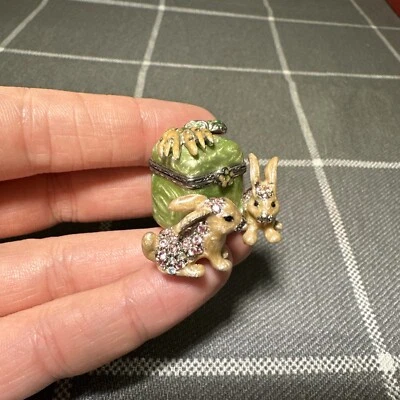 Pequeña caja de baratijas Jay Strongwater Rabbits conejos y zanahorias con Swarovski Foto 1 de 4