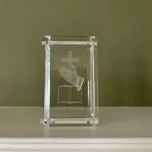 Cristallo Vetro Preghiera Inciso Mani Croce Bibbia Decorazione Religiosa Peso Carta - Foto 1 di 5