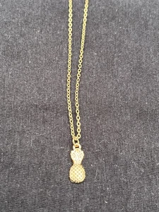 Goldfarbene kleine Halskette mit Ananas-Anhänger - Bild 1 von 5