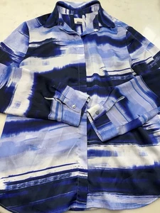 Camisa Blusa Chico's Botón Frontal Tie Dye Werable Arte Azul Talla 1 Imitación Seda - Imagen 1 de 3
