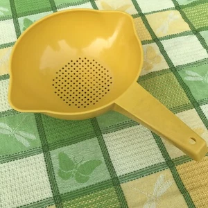 Vtg  Tupperware  Sm Yellow 1 Quart Strainer Colander #1200 w Handle  USA - Picture 1 of 10