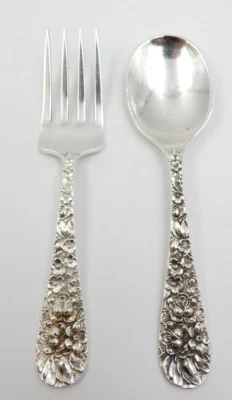 JUEGO DE UTENSILIOS DE BEBÉ VINTAGE STIEFF PLATA ESTERLINA PATRÓN ROSA REPUJADO 47,6 GRAMOS Foto 1 de 4