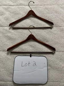 2 The Custom Shop Schneider Anzug Kleiderbügel Holz Mantel Hose Hosen Bar High End Lot 1 - Bild 1 von 14