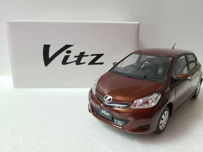Modellino auto YARIS Vitz Diecast 1/24 marrone scuro Mica TOYOTA vetrina - Immagine 1 di 4