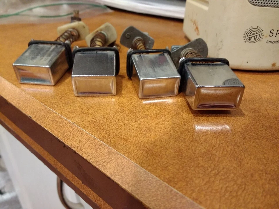 Botões de pressão para maçaneta da porta Cadillac Sevilha 1976-79 (conjunto de 4) - Imagem 1 de 1