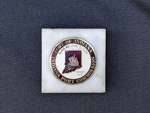 De colección 1970 Burns Waterway Harbor Puerto de Indiana latón esmalte mármol recuerdo - Imagen 1 de 4