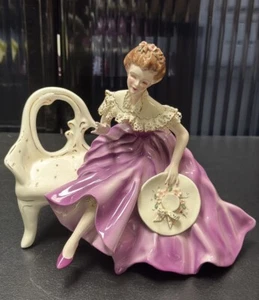 Vintage Florence Keramik Katharina Figur auf Couch mit Hut Pasadena CA lila - Bild 1 von 14