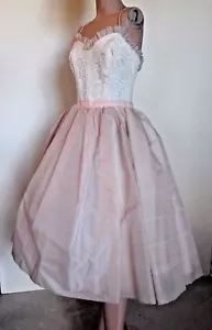 Vintage 50er Jahre cremefarbenes Spitzen- & staubiges rosa Organza Spaghettiriemen Abschlussballkleid - klein - Bild 1 von 6