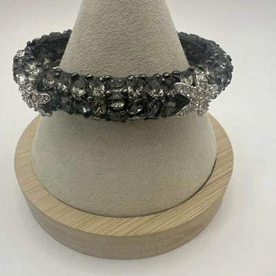 Kenneth Jay Lane KJL 海星黑色水晶装饰铰边手链夹 — 第 1/4 张图片